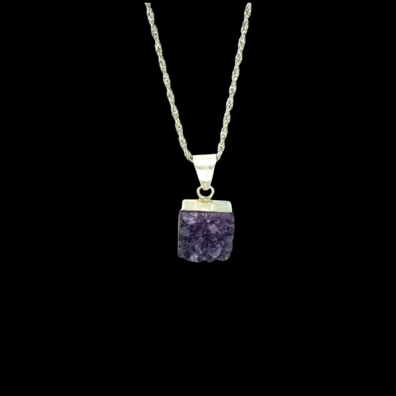 μενταγιόν Αύρα από ορυκτό αμέθυστο σε ασημί αλυσίδα από ανοξείδωτο ατσάλι. ενεργοποιεί το τσακρα της κορώνας. σχήμα τετράγωνο. vuf.gr