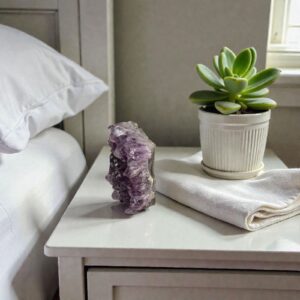 Αμέθυστος με αιχμές για γαλήνη στο κομοδίνο δίπλα στο κρεβάτι, ήρεμο ύπνο vuf.gr