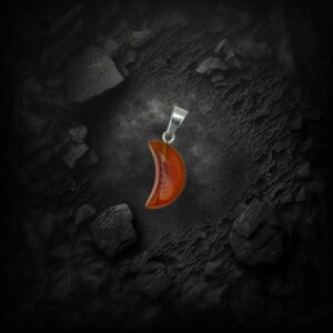 φεγγάρι μελί, σε σκούρο φόντο. κολιέ με ασημί ανοξείδωτη αλυσίδα.  