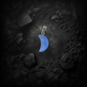 γαλάζιο φεγγάρι κολιέ σε σκούρο φόντο, ένα ουράνιο κόσμημα. Φυλαχτό για γλωσσοφαγιά Vuf.gr