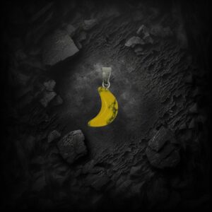 κίτρινο φεγγάρι από χαολίτη κολιέ σε σκούρο φόντο. Η νέα σελήνη με σοφία για καινούργια ξεκινήματα Vuf.gr