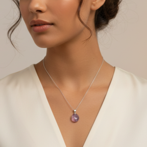 κολιέ Μωβ σε ανοξείδωτη αλυσίδα με γνήσιο αμέθυστο, ένα φυλαχτό πνευματικότητας. φορεμένο σε γυναίκα vuf.gr