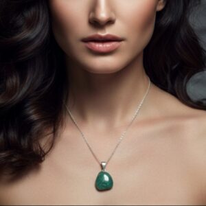 κολιέ πράσινη τύχη με γνήσια αβεντουρίνη σε ανοξείδωτη αλυσίδα φορεμένη σε γυναίκα. φυλαχτό τύχης vuf.gr