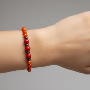 χειροποίητο βραχιόλι με κόκκινα κοράλλια φορεμένο στο χέρι vuf.gr