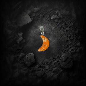 πορτοκαλί φεγγάρι motif με ασημί ανοξείδωτη αλυσίδα, ένα κόσμημα-φυλαχτό ευημερίας