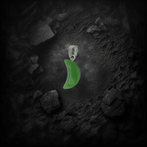 πράσινο φεγγάρι motif με ασημί stainless steel αλυσίδα. Ένα κομψό φυλαχτό τύχης σε σκούρο φόντο