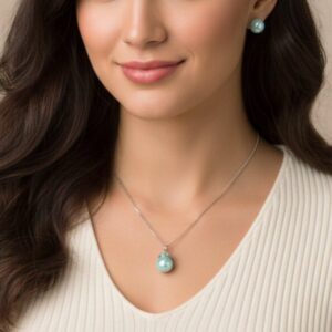 Σετ κολιέ και σκουλαρίκια γαλάζια πέρλα με ανοξείδωτο ατσάλι φορεμένο σε γυναίκα. vuf.gr