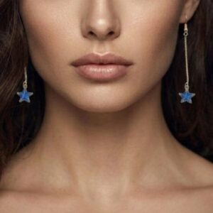 Σκουλαρίκια μακριά με μπλε αστέρια σε χρυσό ανοξείδωτο ατσάλι. φορεμένα σε γυναίκα vuf.gr