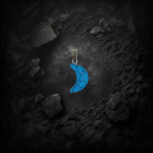 τυρκουάζ φεγγάρι κολιέ με ατσάλινη αλυσίδα σε σκούρο φόντο για την γλωσσοφαγιά