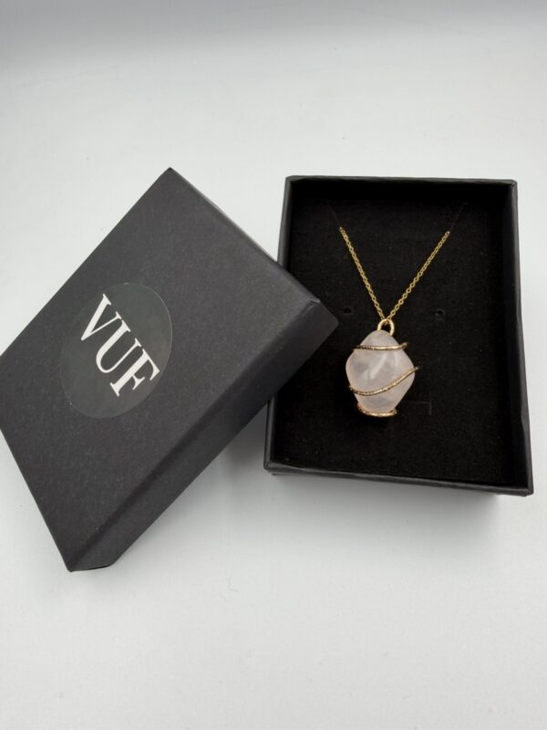 ροζ χαλαζίας ακατέργαστος δεμένος με stainless steell σε χρυσό χρώμα με αλησίδα λαιμού