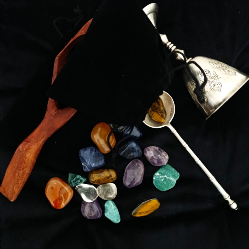 Φύλακας καθημερινής ροής - Σετ 7 γνήσιων κρυστάλλων και σεληνίτη σε βελούδινο πουγκί.