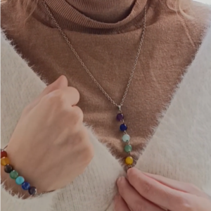Chakras σετ, φορεμένο σε γυναίκα