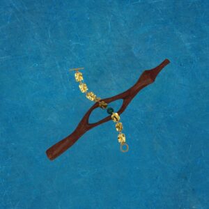 χειροποίητο μπρασελέ σε σφυρήλατο χρυσό stainless steel με μπλε χάντρα και ιδιαίτερο κούμπωμα