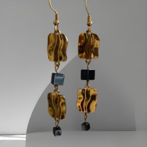 Χειροποίητα σκουλαρίκια με σφυρήλατο stainless steel σε χρυσό χρώμα και λίθους ορυκτού κυβικού Αιματίτη