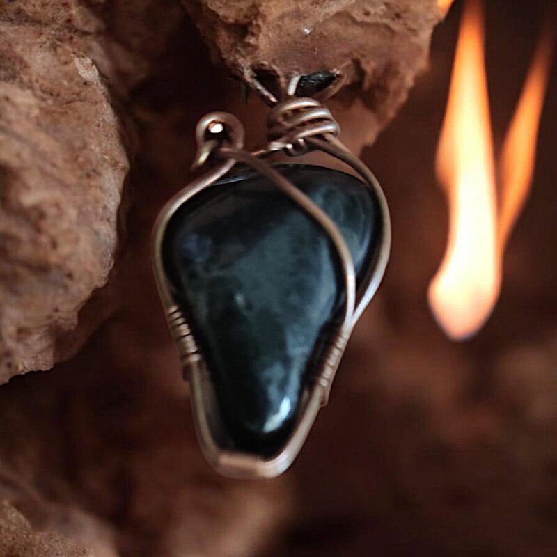 μαύρη τουρμαλίνη, σχήμα καρδιάς, δεμένη με χαλκό